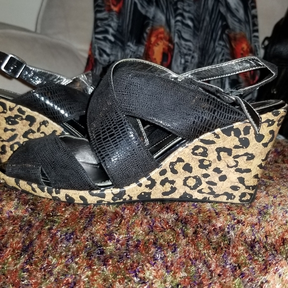 Sz 8 Kenneth Cole Black wedge heel sandals - Picture 2 of 7